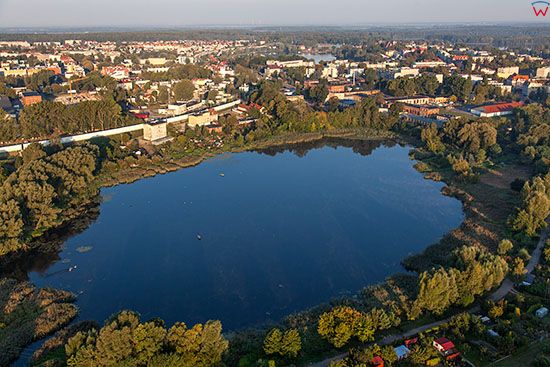Ilawa, panorama na miasto przez jezioro Ilawskie. EU, PL, Warm-Maz. Lotnicze.